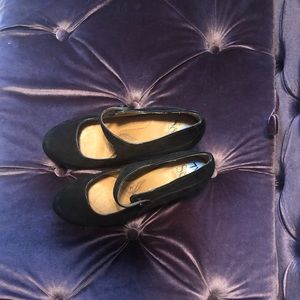 Black heels.  Very comfortable!